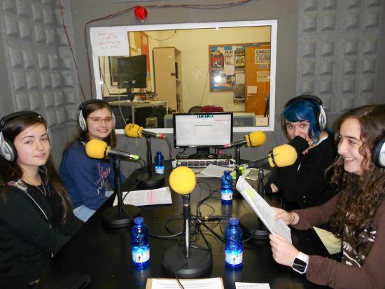 Jovenes radiofonistas en CUAC FM